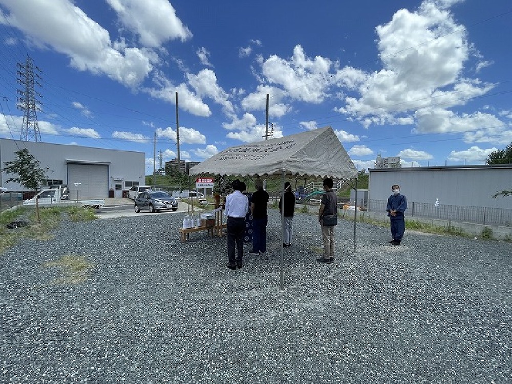 かなりの強風で、テントが心配でしたが 無事に倉庫新築の地鎮祭が執り行われました（白井）