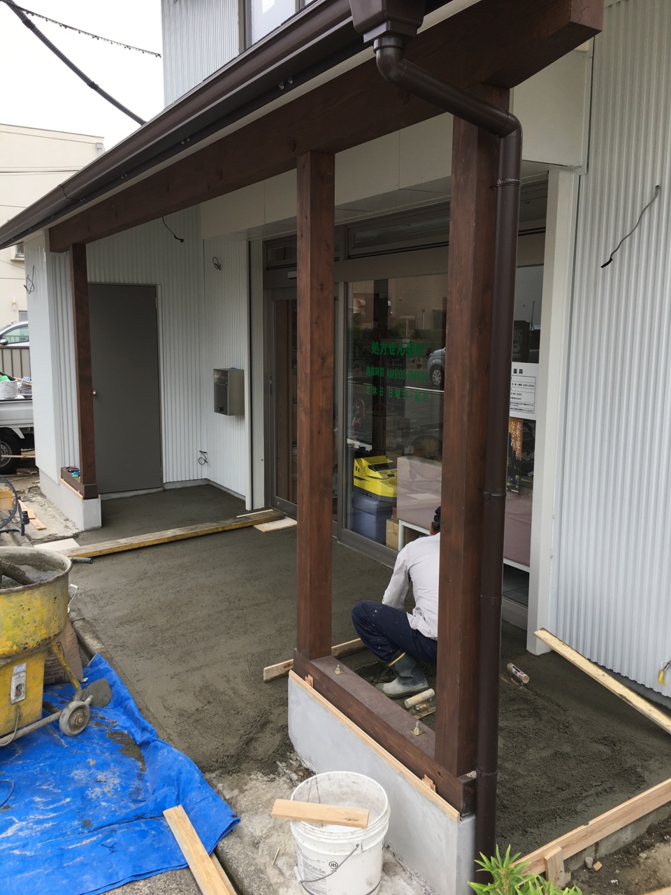 今日は店舗前のタイル工事です！👷
