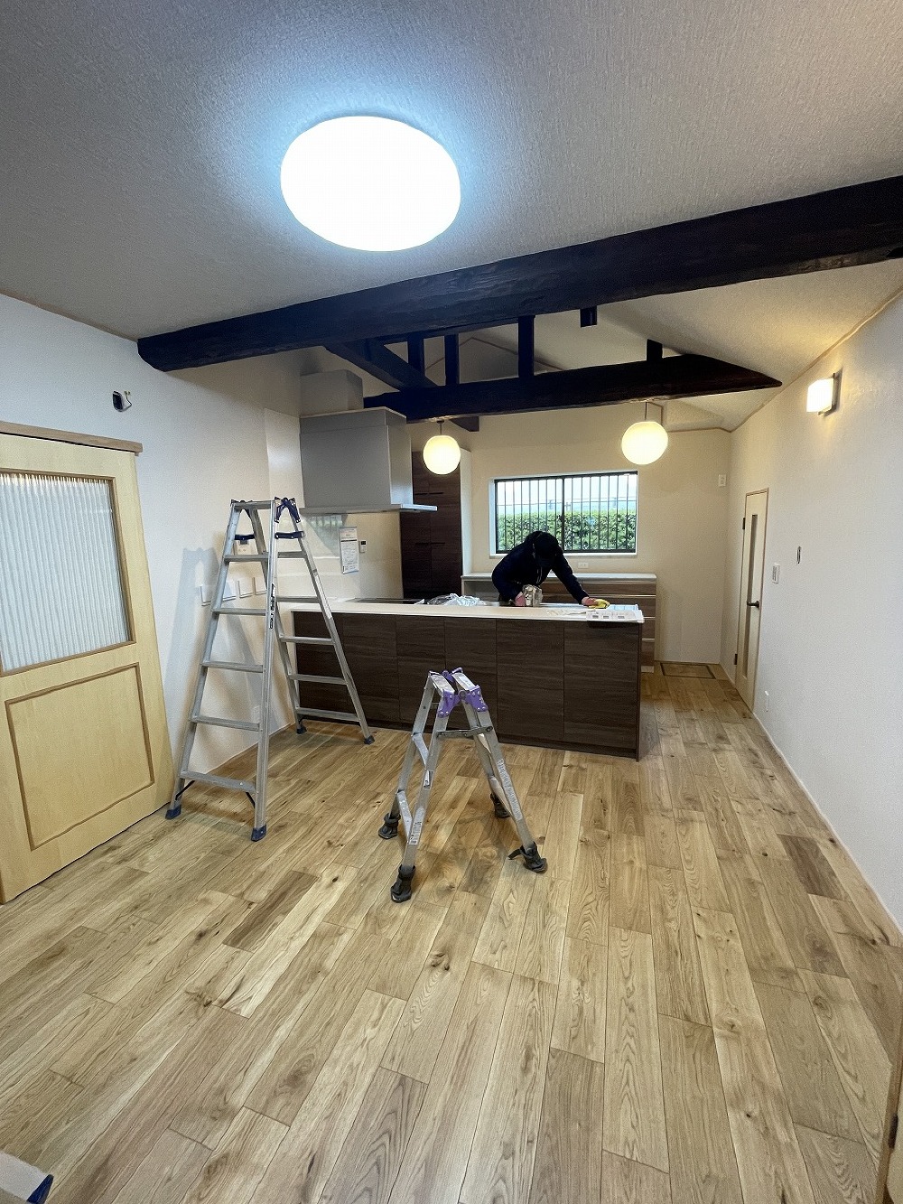 今日はお引渡し前の室内クリーニングです。 既存のサッシ、建具も綺麗になります（白井）