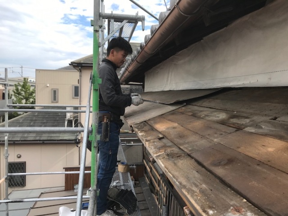 霧除けを改修するため、屋根を解体中