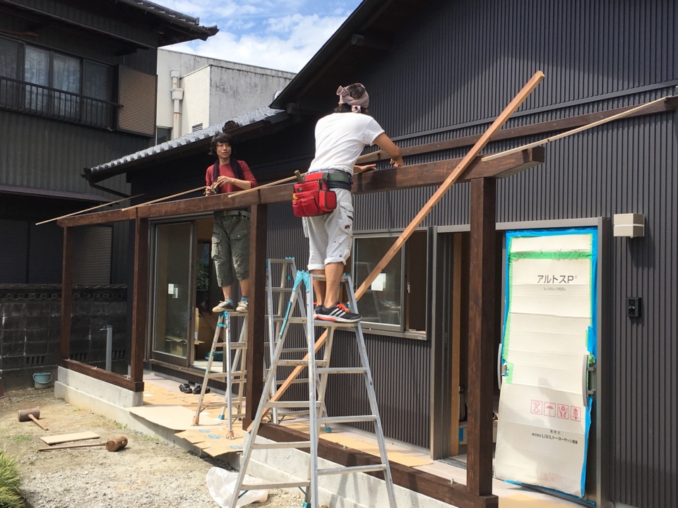 今日は快晴、玄関屋根の建て込みをしています！