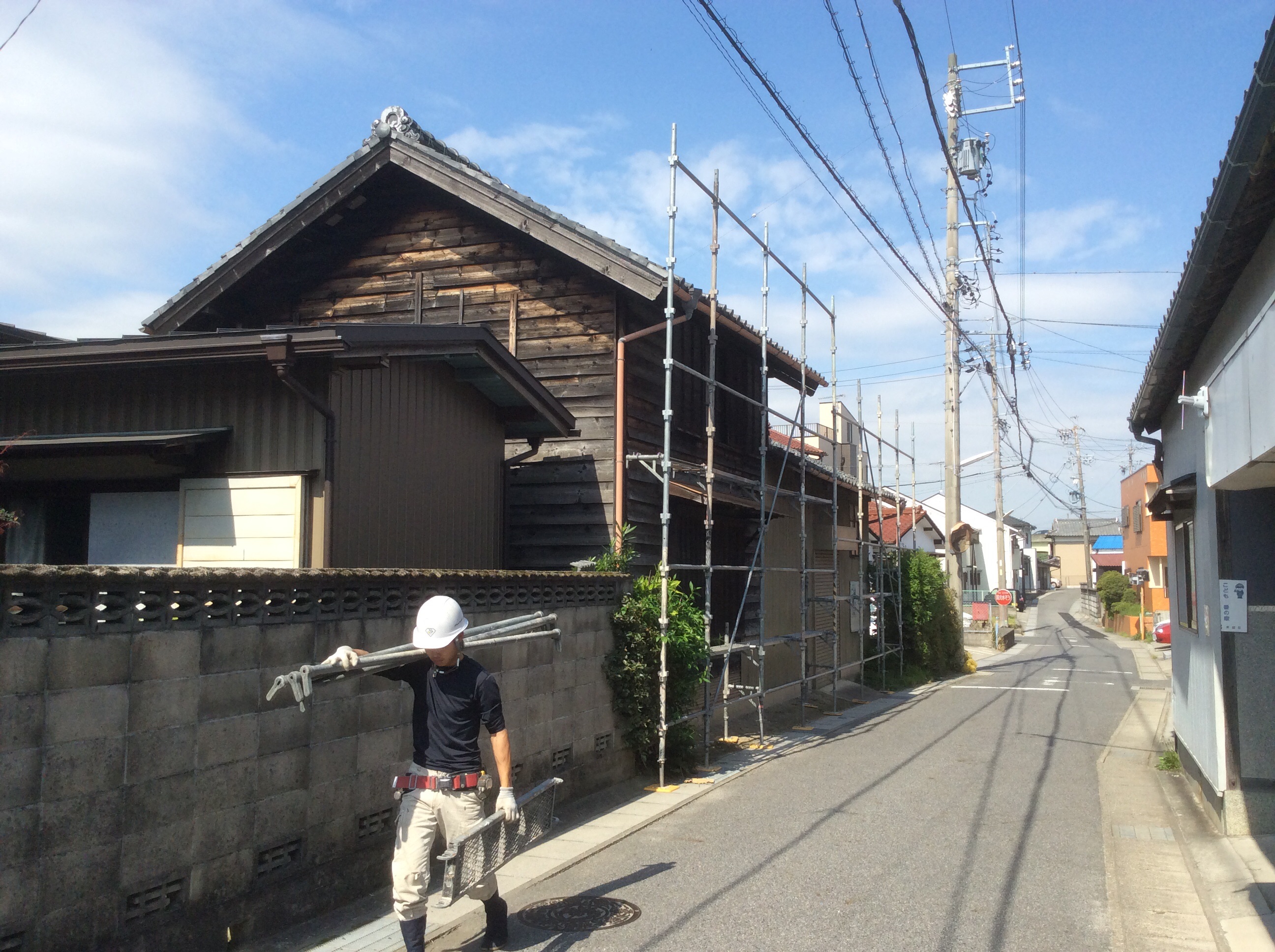 今日は足場工事をしています！