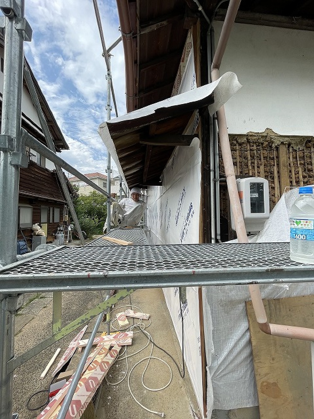 暑い中、外壁下地進行中の西やんと颯太君です。 豊田市 39°でした（白井）