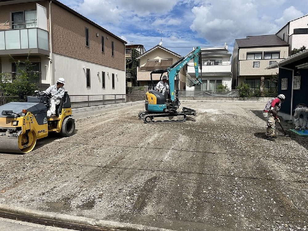 今日は駐車場のアスファルト舗装日です。 敷設は1日で無事完了しました。  後はライン引きです（白井）