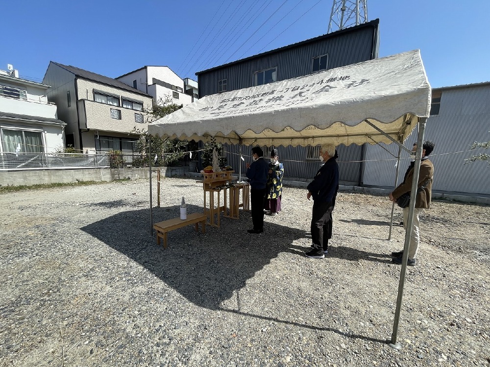 大安吉日の今日、晴天に恵まれ地鎮祭が執り行われました。お施主様これから宜しくお願い致します（白井）