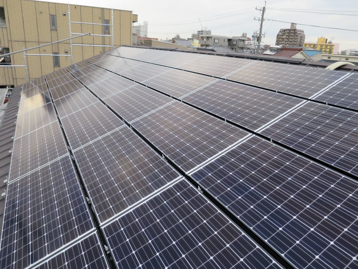 太陽光パネルがきれいに布設されました！