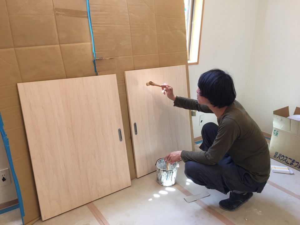 建具を塗装しています！