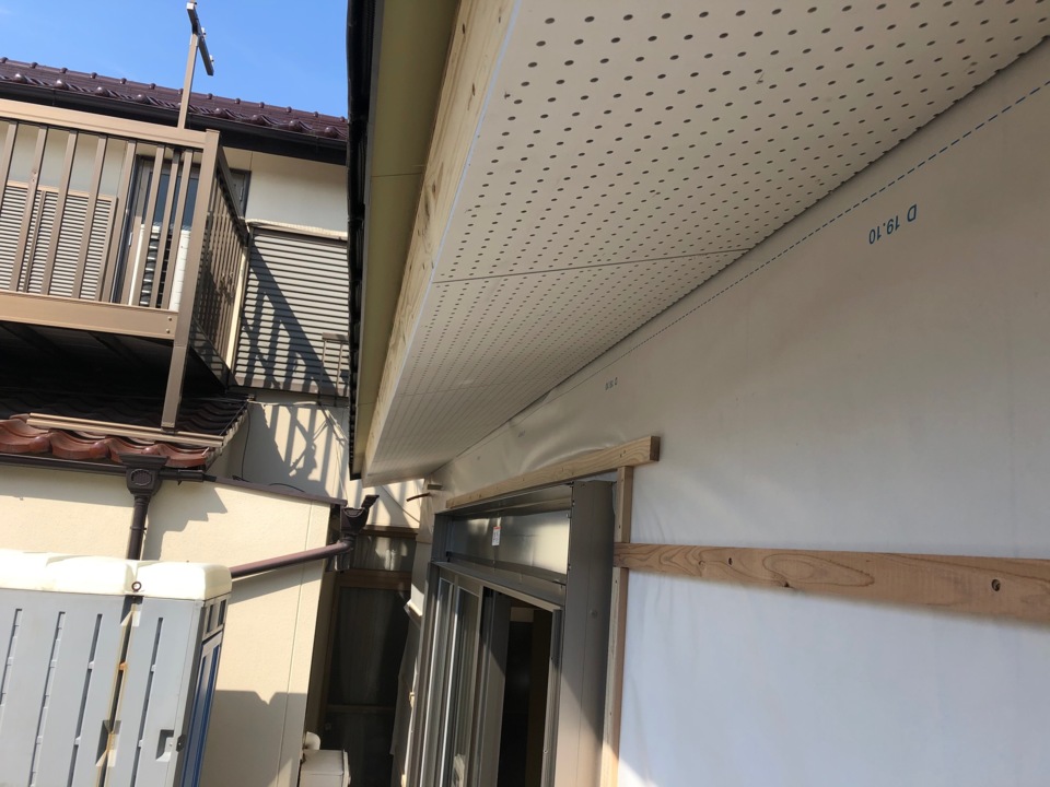  軒天ケイカル板施工しました。
