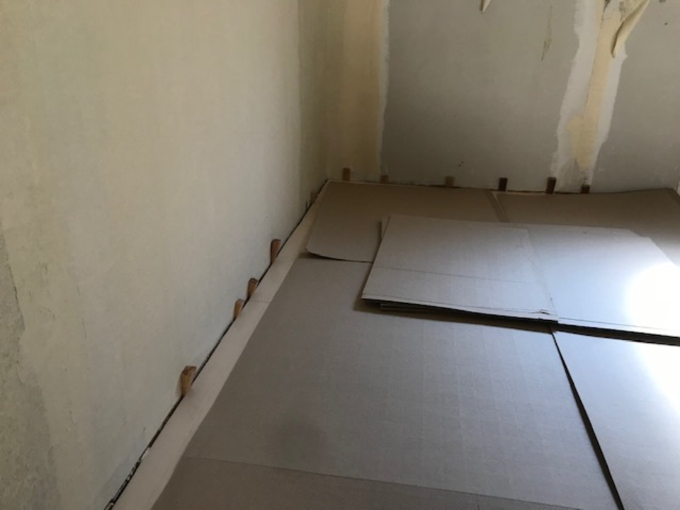床を養生する。