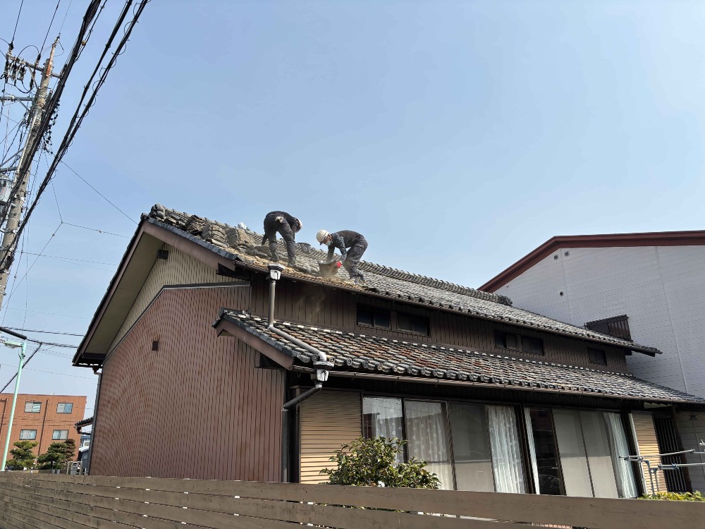 解体工事が本格的に開始しました。  まずは瓦の撤去から始めていきます
