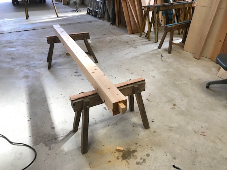 柱のホゾとほぞ穴を加工中。