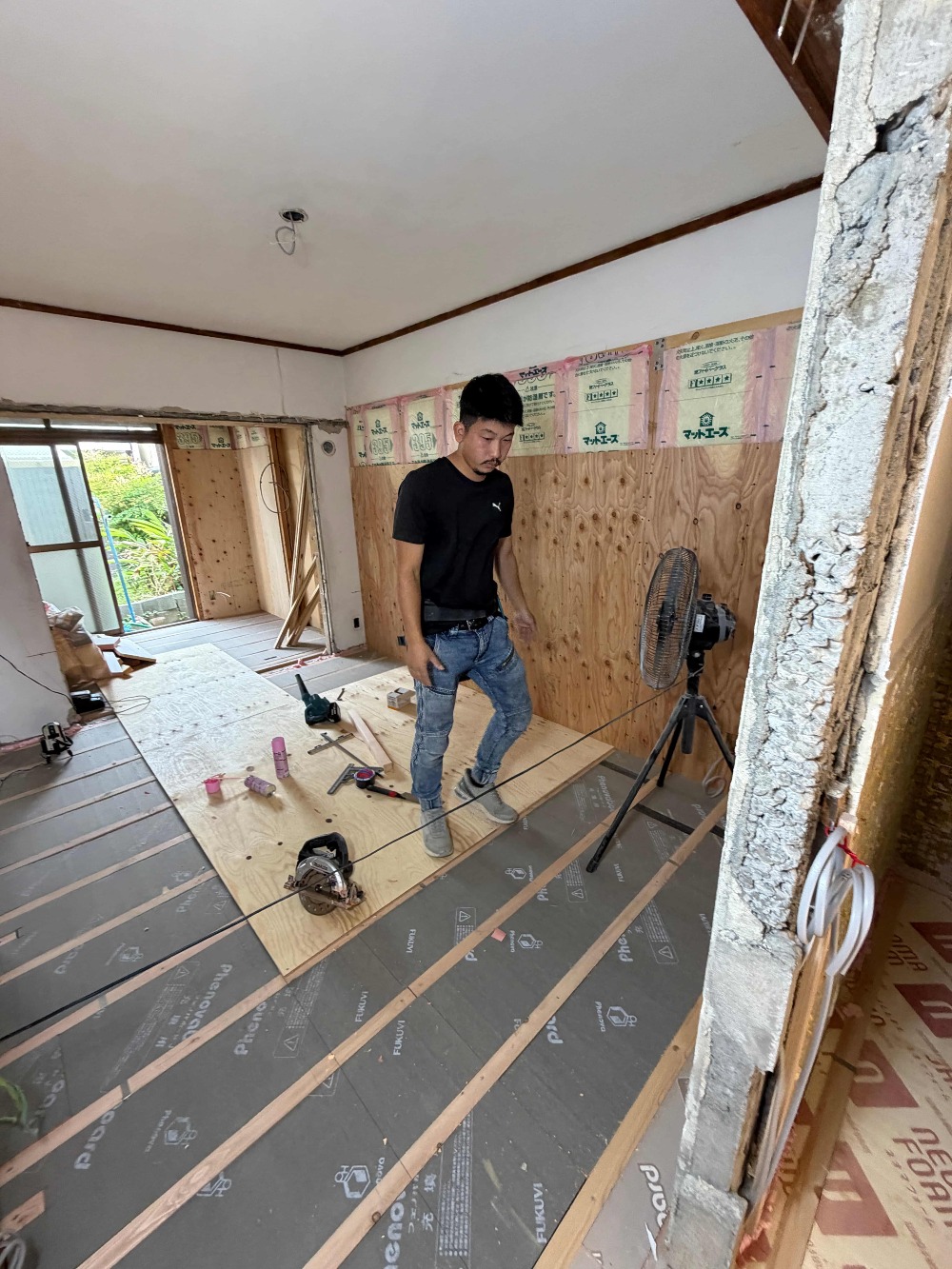 床断熱が完了し、捨て貼り施工を開始