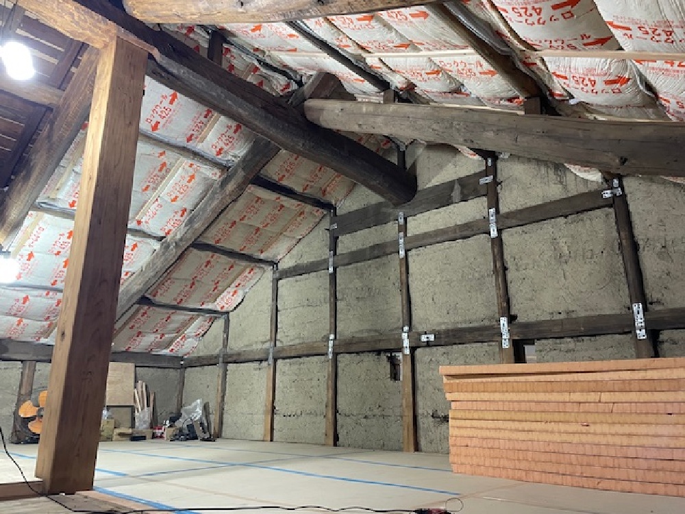断熱材施工中