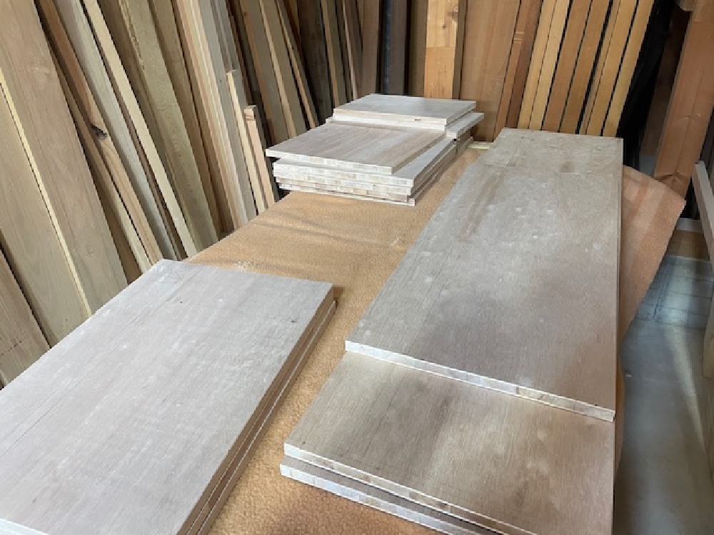 収納家具の墨付け中です