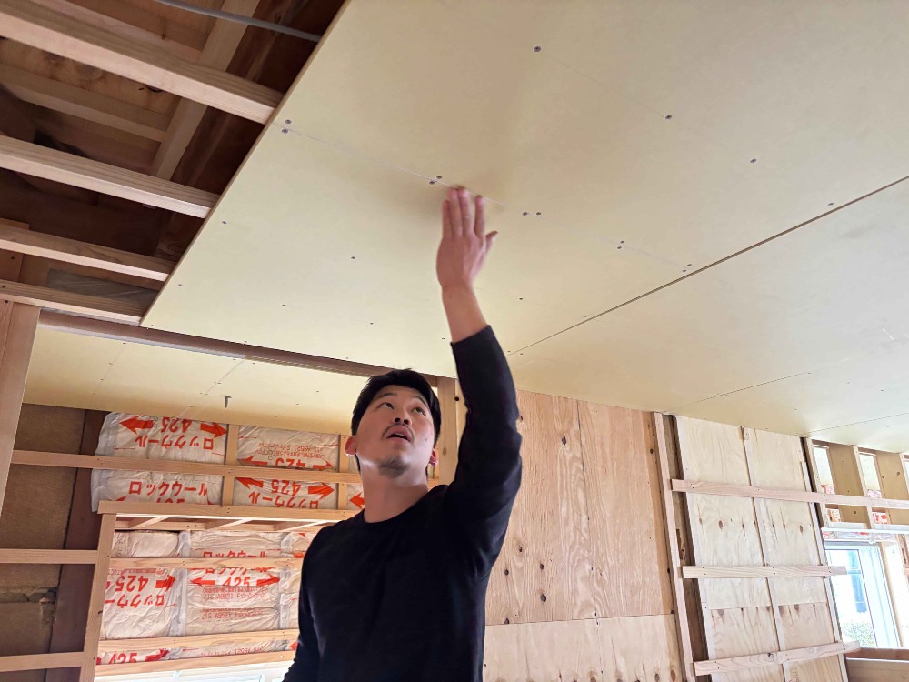 天井下地が終わり、プラスターボードを貼り進める