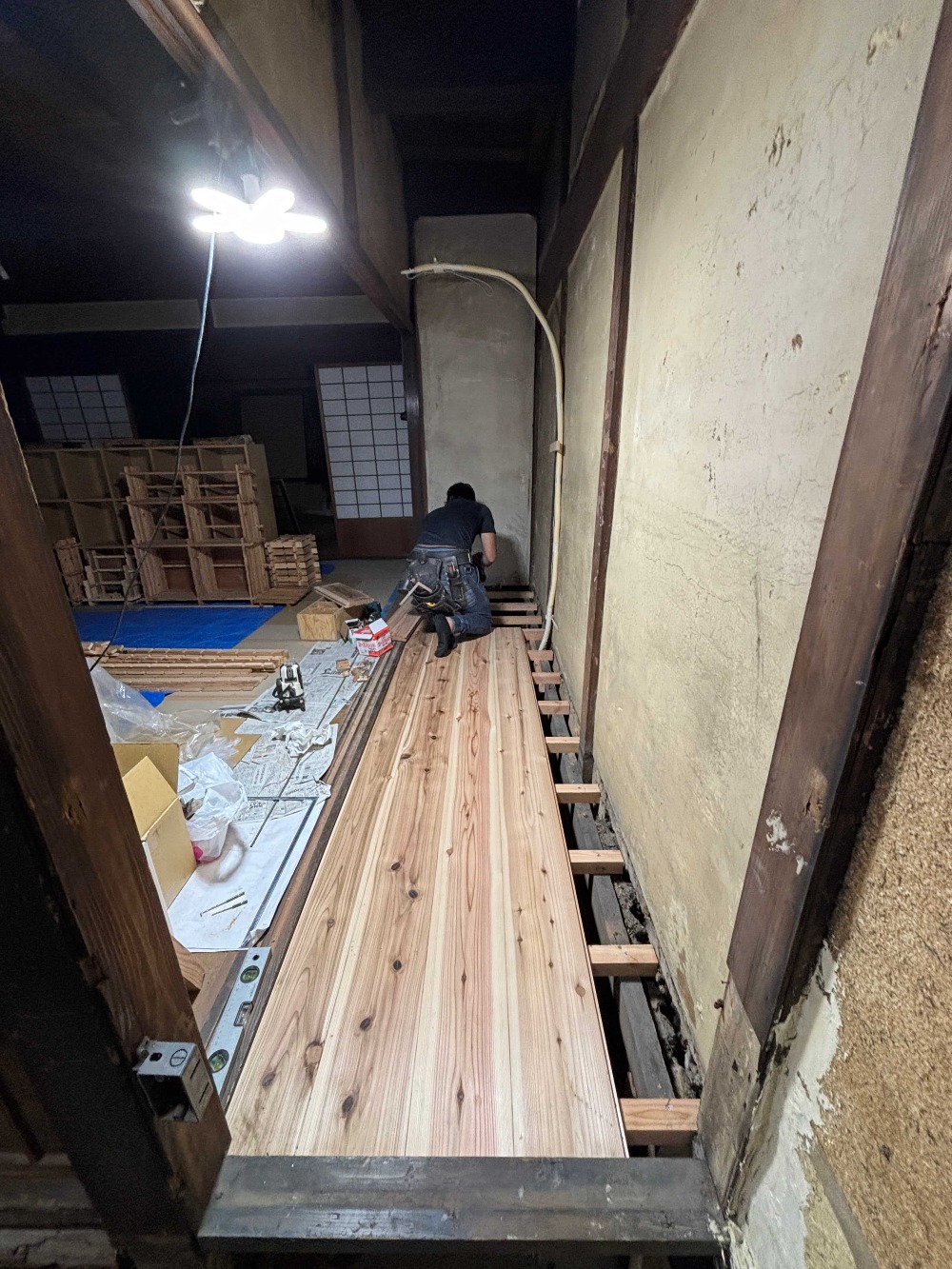 杉の厚板（30mm）を貼り込んでいく山ちゃん