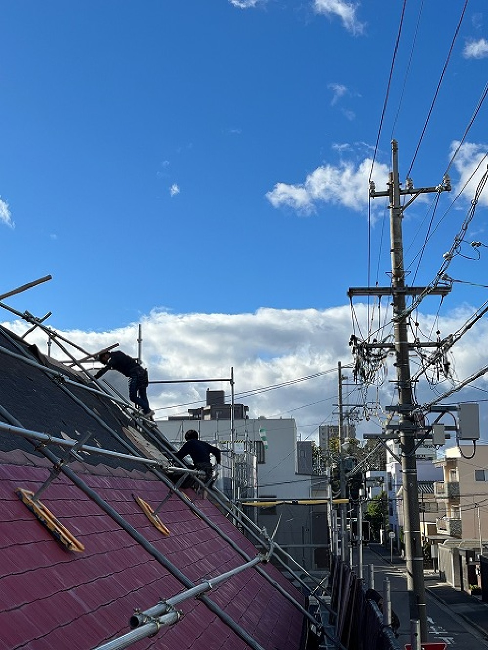 北面の大屋根に取り掛かりはじめました（三浦）