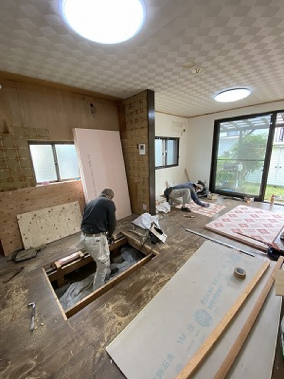 （昭和区・T様邸キッチン改装）床下にもぐったり、切開しながら断熱材を入れています（白井）