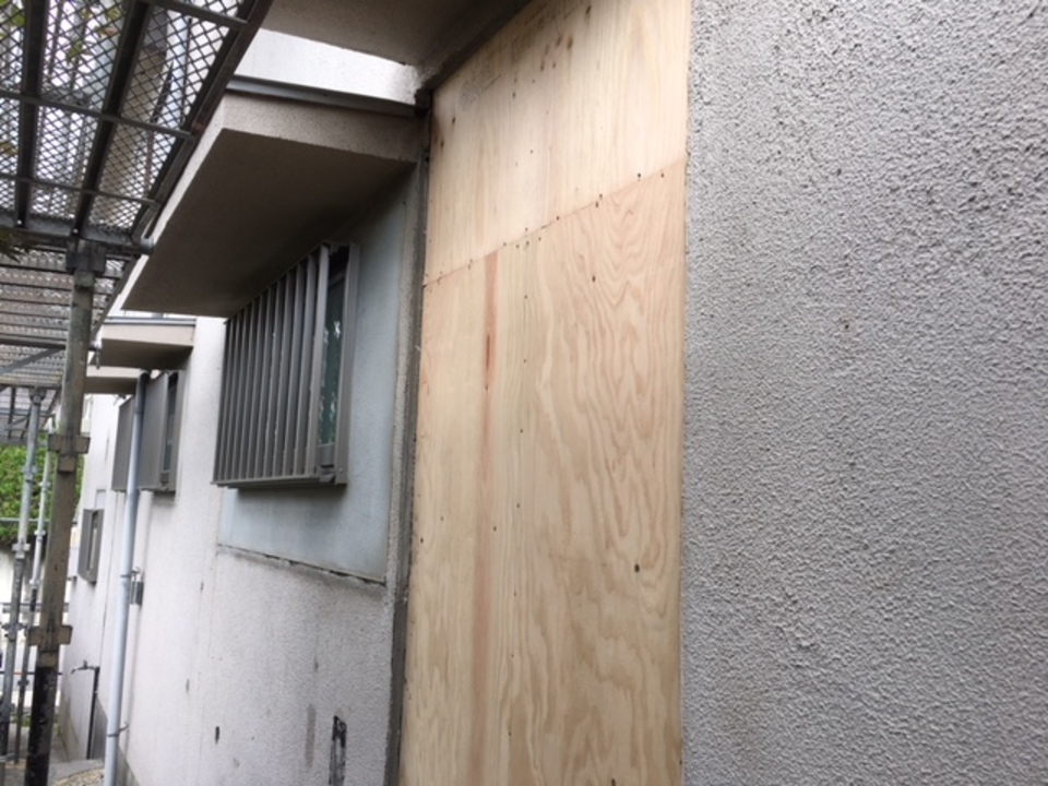 寺西です、既設の勝手口を取り外して、外壁下地を施工しました。