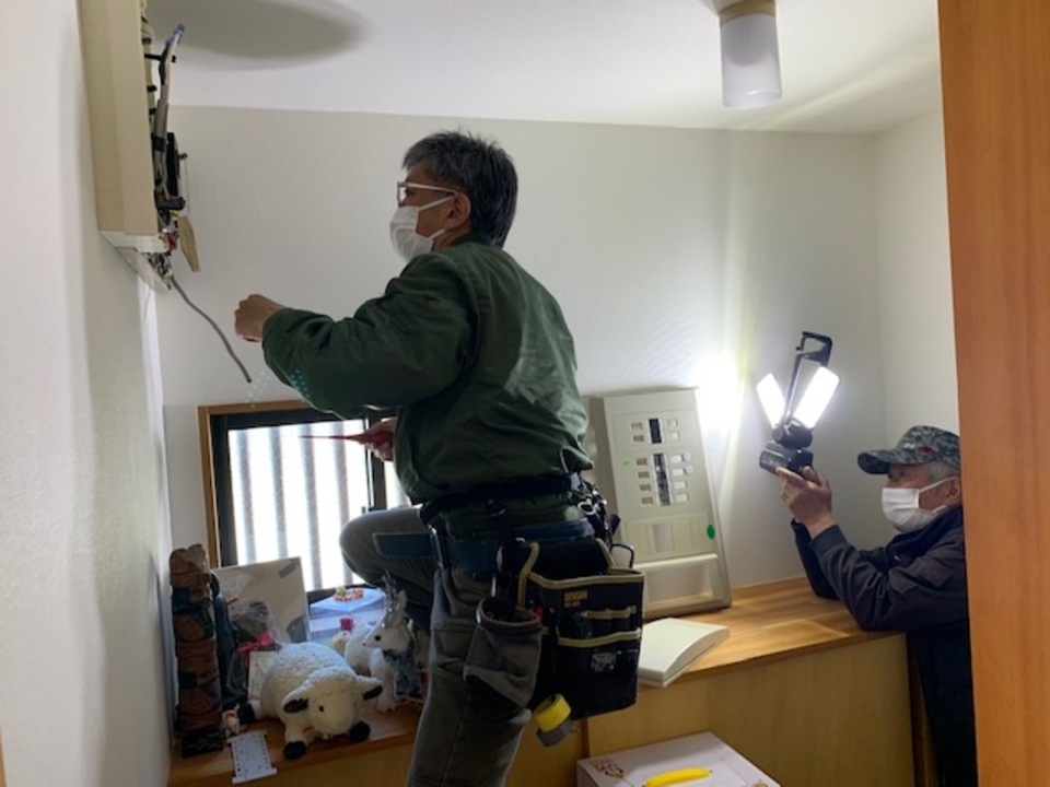 電気工事施工中。頑張る山ちゃん！