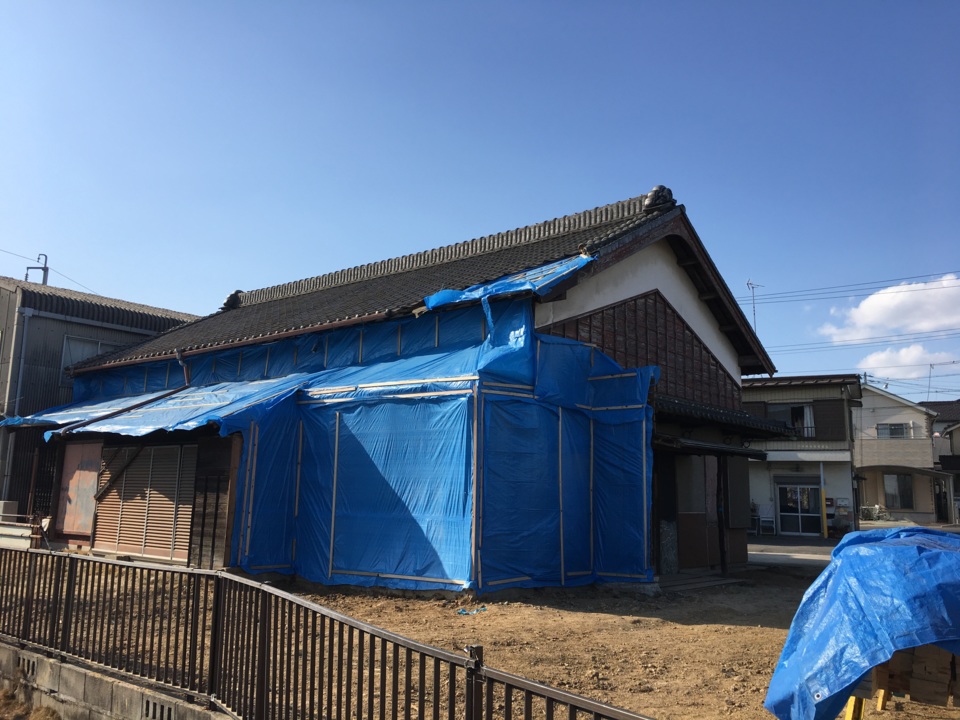 下屋と開口部はブルーシートで養生してあります！
