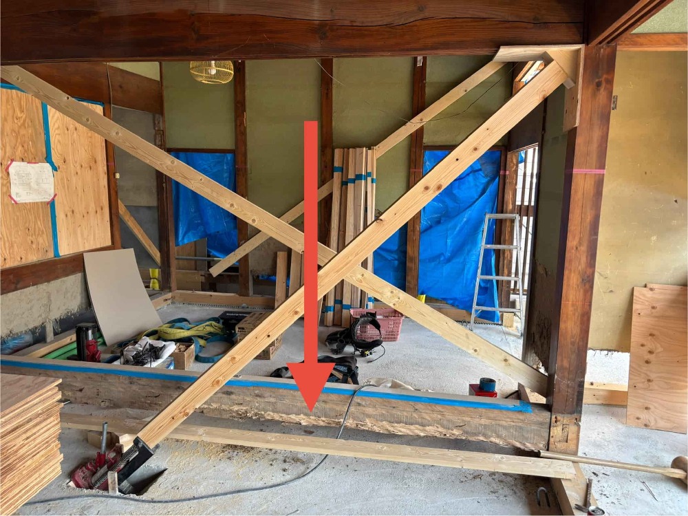 予定では既設のまま敷居兼用の足固めとして使用するつもりでしたが、想像以上に傷みが激しく断念しました。 そこで「どこかに使えないか」と考え、加工を施した結果、仏框として生まれ変わりました。（白井）