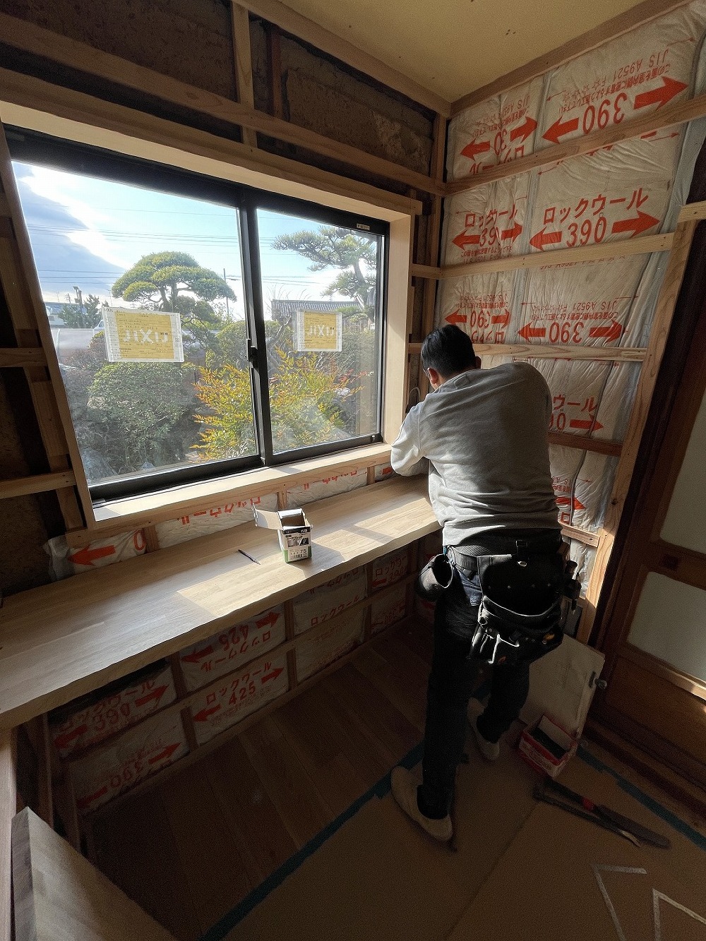 下駄箱を製作中の山ちゃん。 40ｍｍの分厚いタモ材を天板に使います（白井）