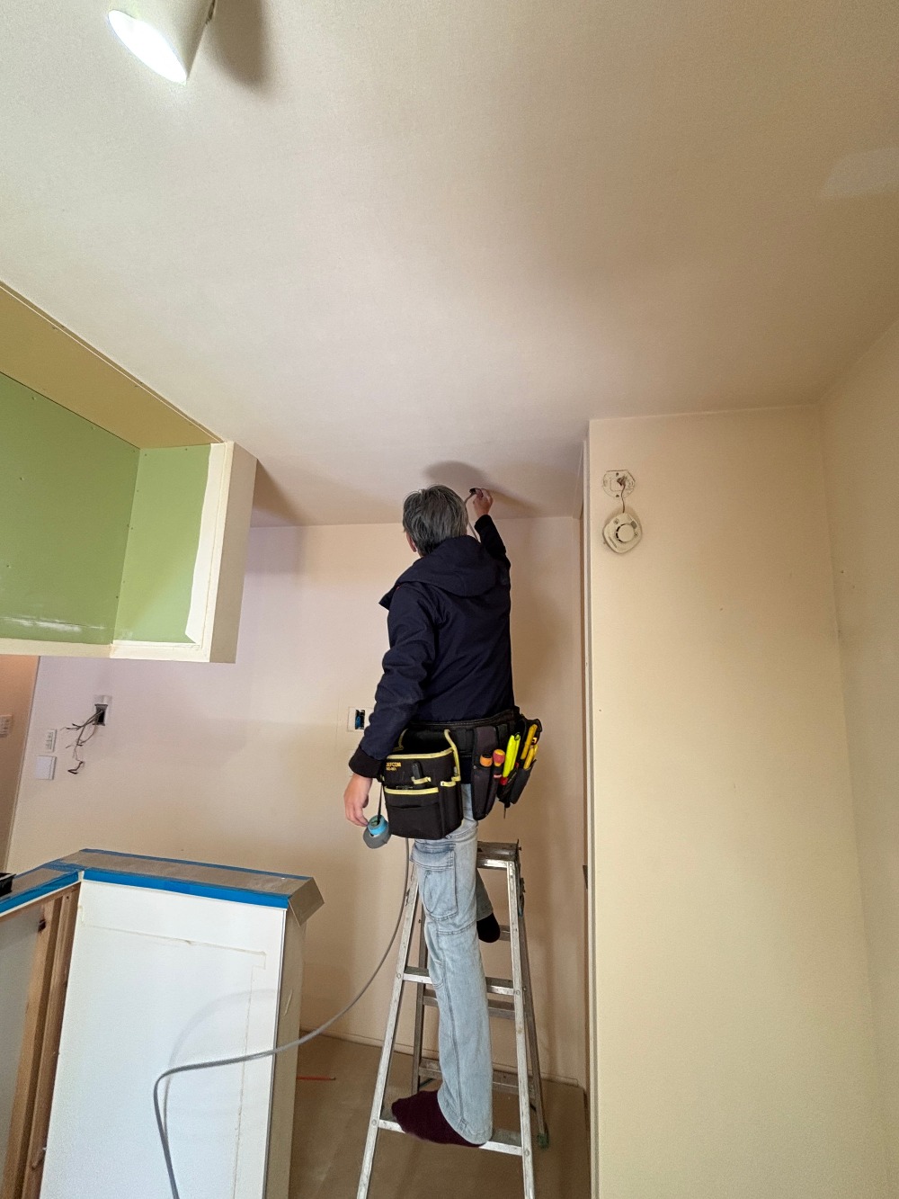 カップボード新設の為配線工事中の門脇さん。