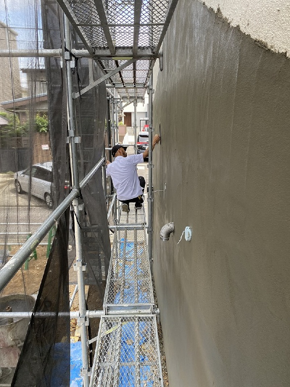 （昭和区・H様邸外壁補修）外壁のモルタル仕上げをしています。梅雨に入り天候とにらめっこしながらの段取りが大変です