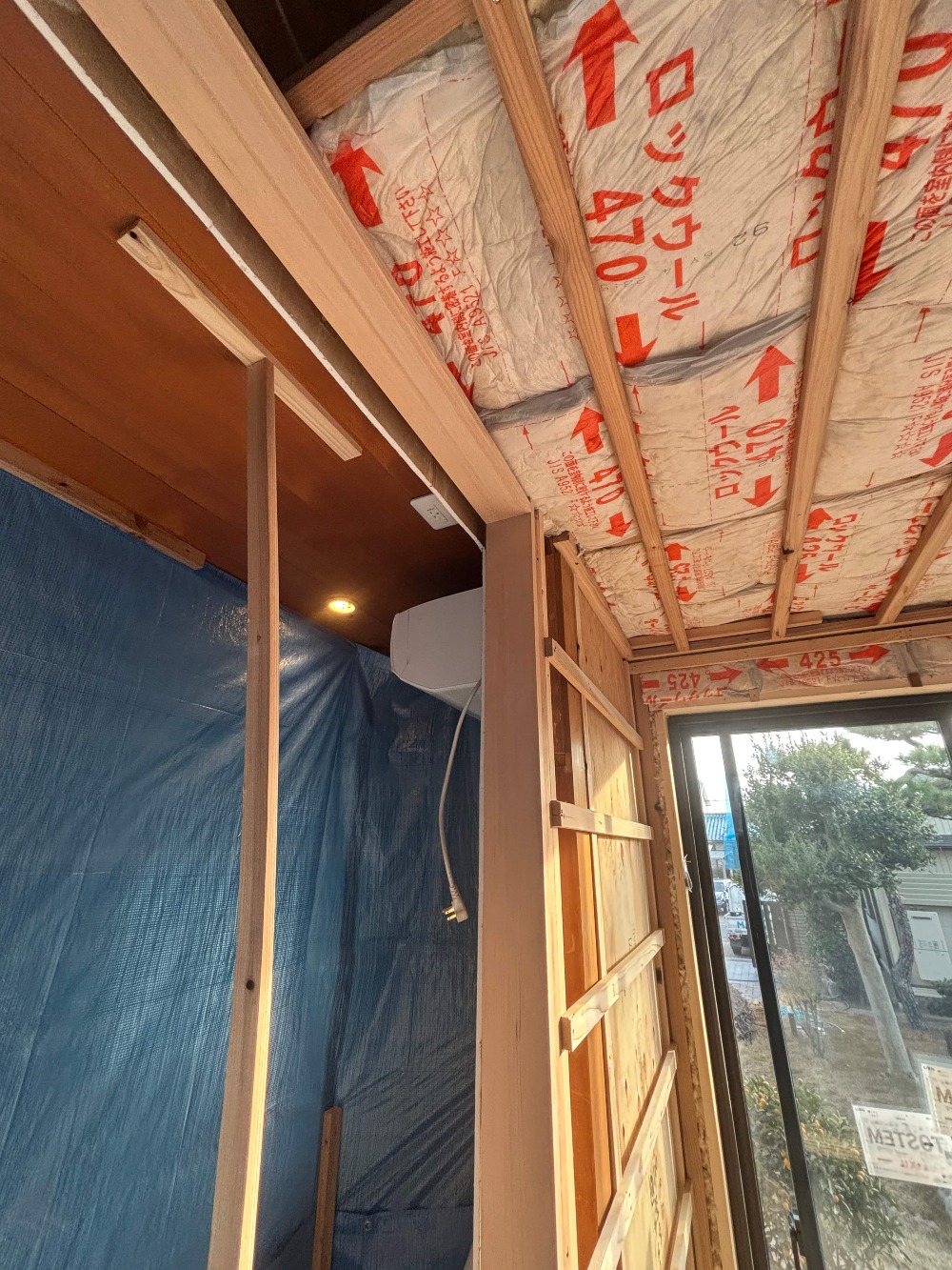 サッシ周りの板金も綺麗に納まりました。