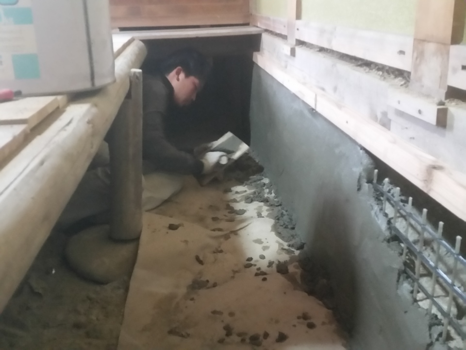最後の基礎補強を行っています。