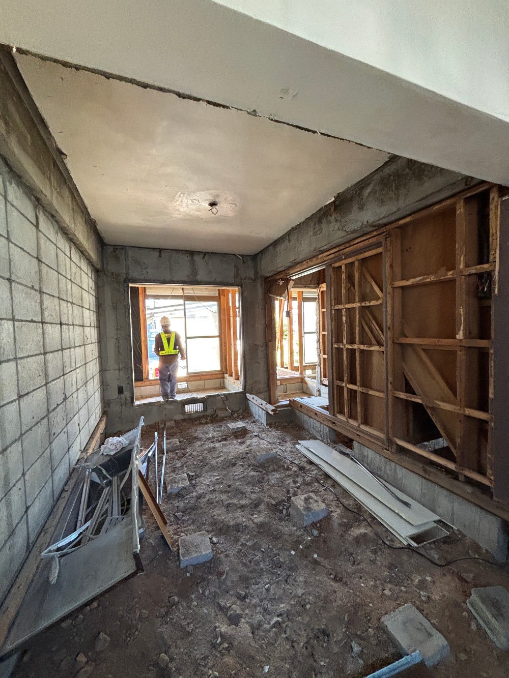 室内の解体作業が順調に進んでいます