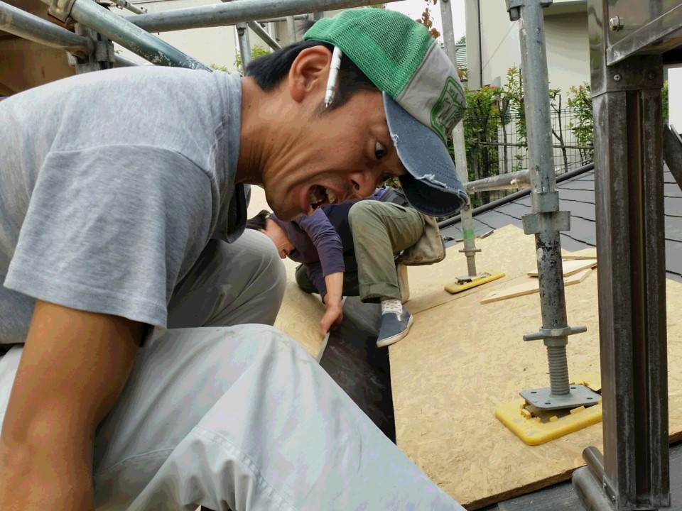 中川です、みんなで長い谷樋を入れています！