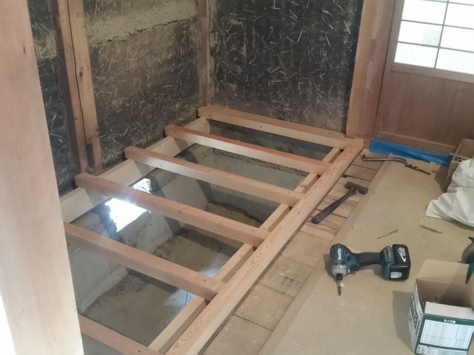 押入の新しい床下地施工中。