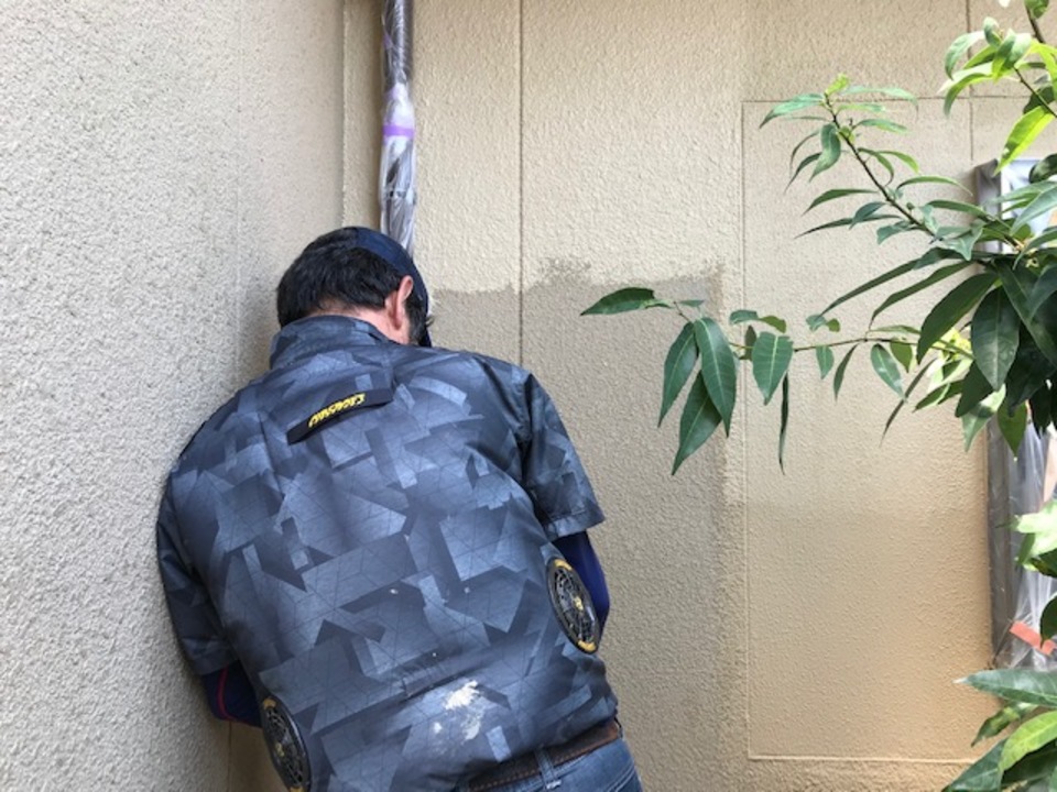 引き続き外壁の塗装中。