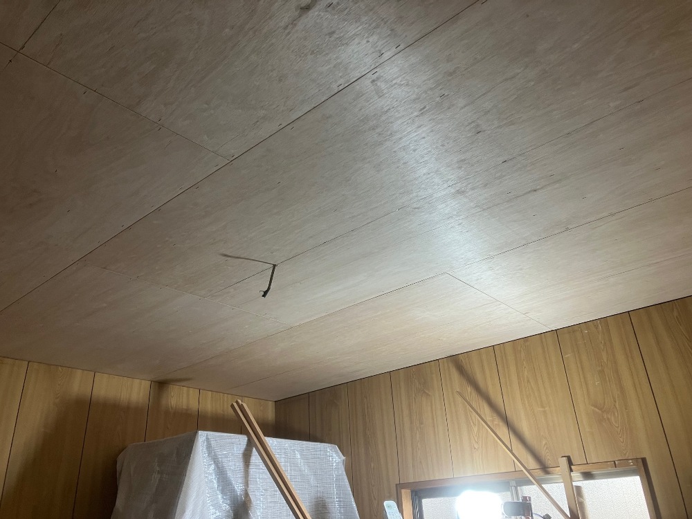 天井にベニヤを貼り足してクロス下地施工しました