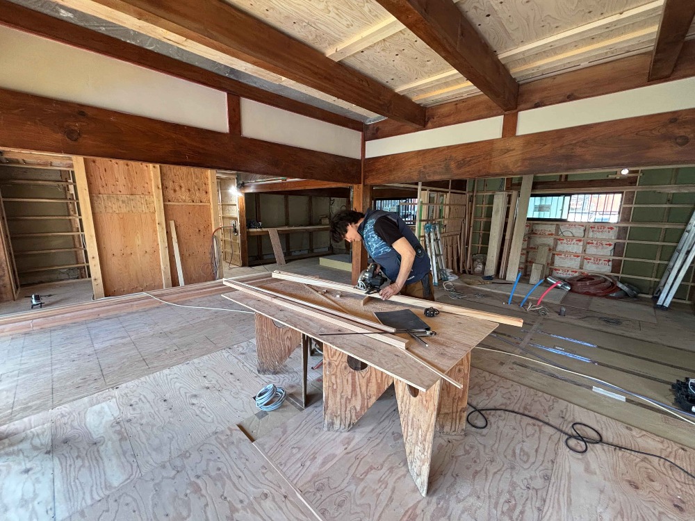 壁下地に奮闘中です。