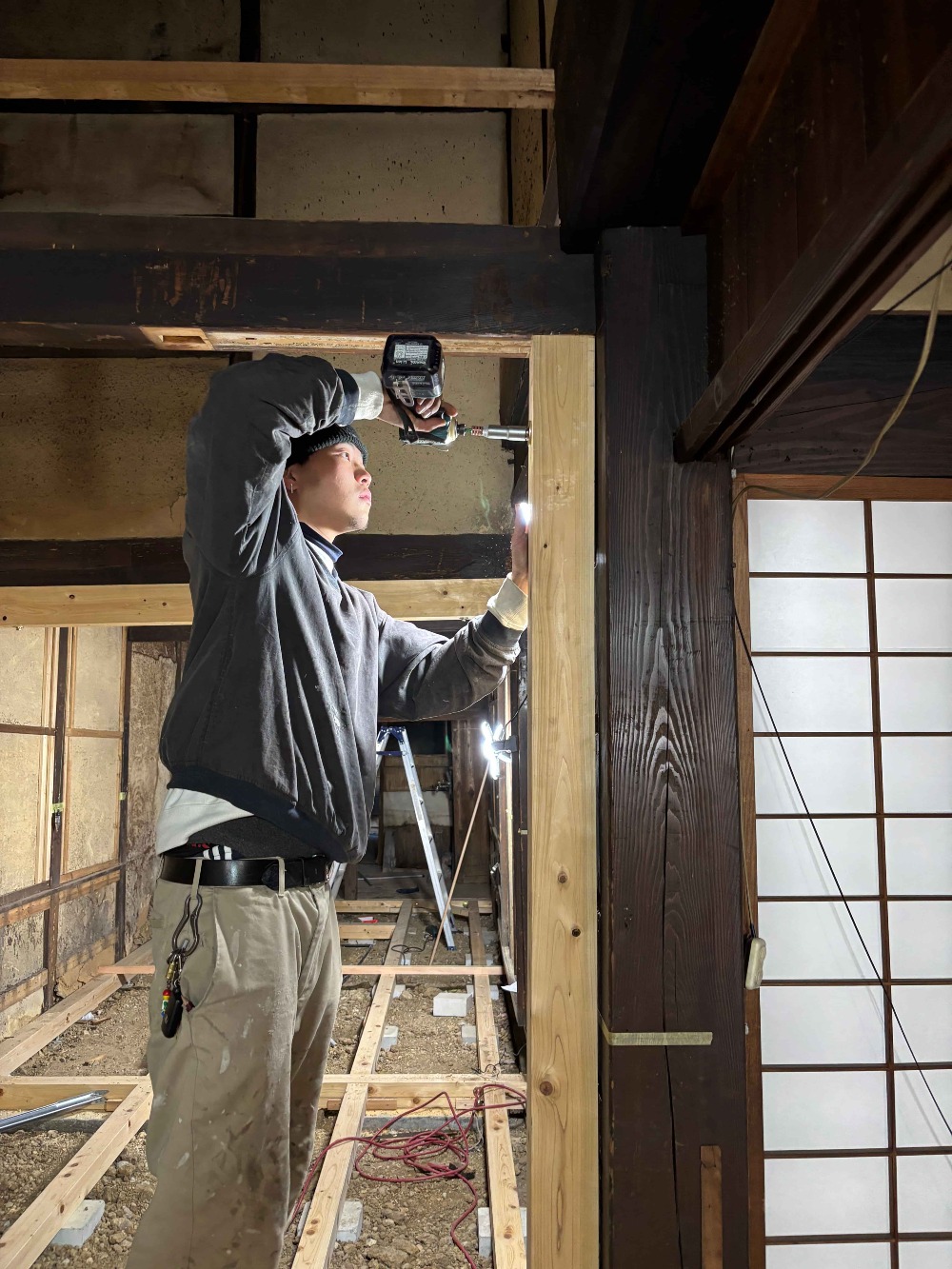 既存の柱に新設柱をコーチボルトで緊結していきます