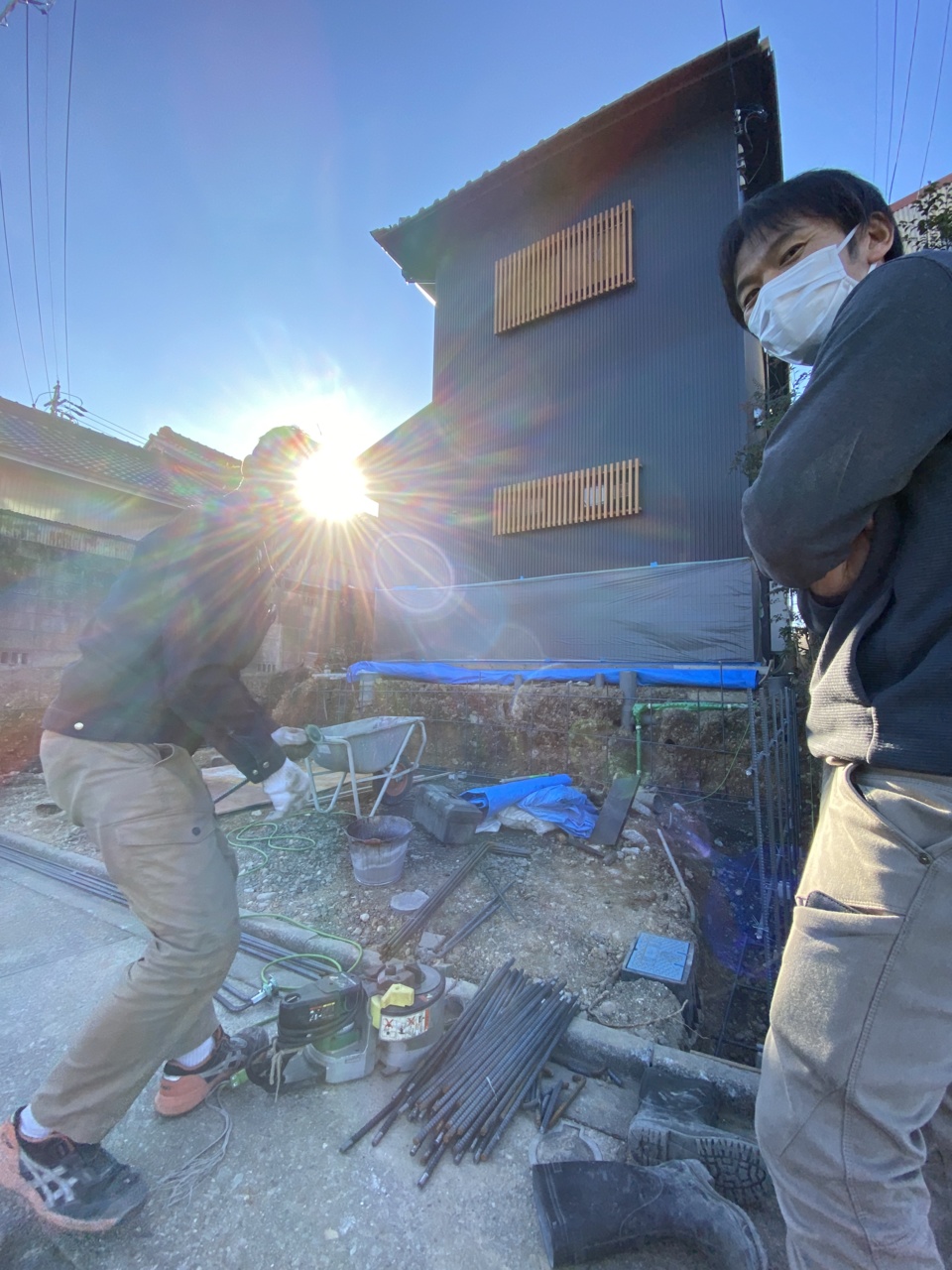 配筋工事中の増山さんと白井君 ベースコンクリートを打設しました。明日からブロック積です