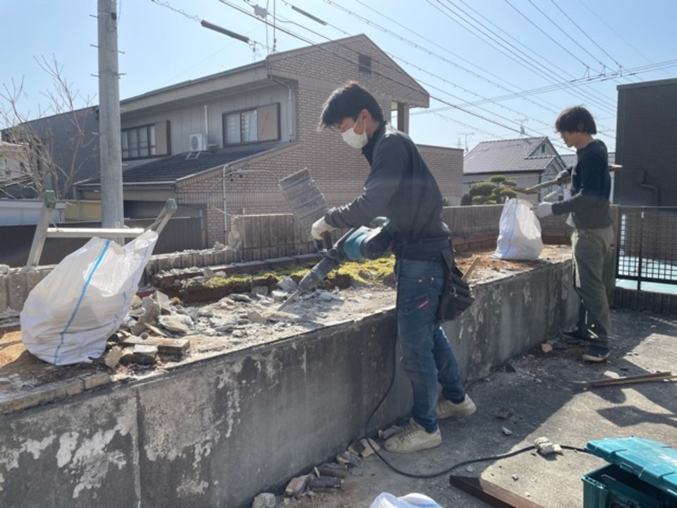 I様邸・車庫上防水工事の為ブロック、花壇、デッキ撤去です（白井）