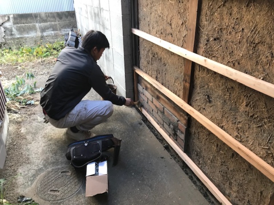 防蟻剤施工中。