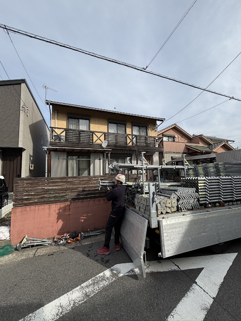 今日から外装工事着工です 傷んだ木部を改修していきます