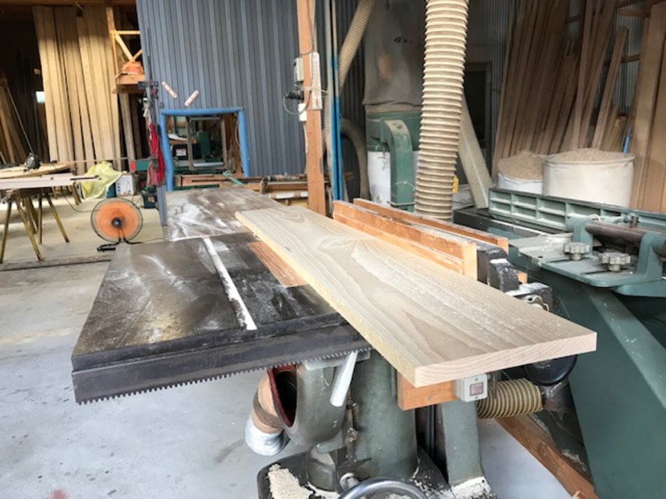工場で乾燥してある無垢アッシュ材を加工中です。 窓枠・建具枠等に使用します。