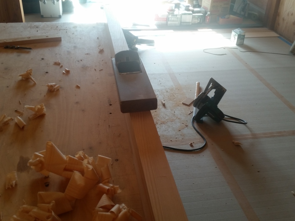 方立を鉋で加工しています。