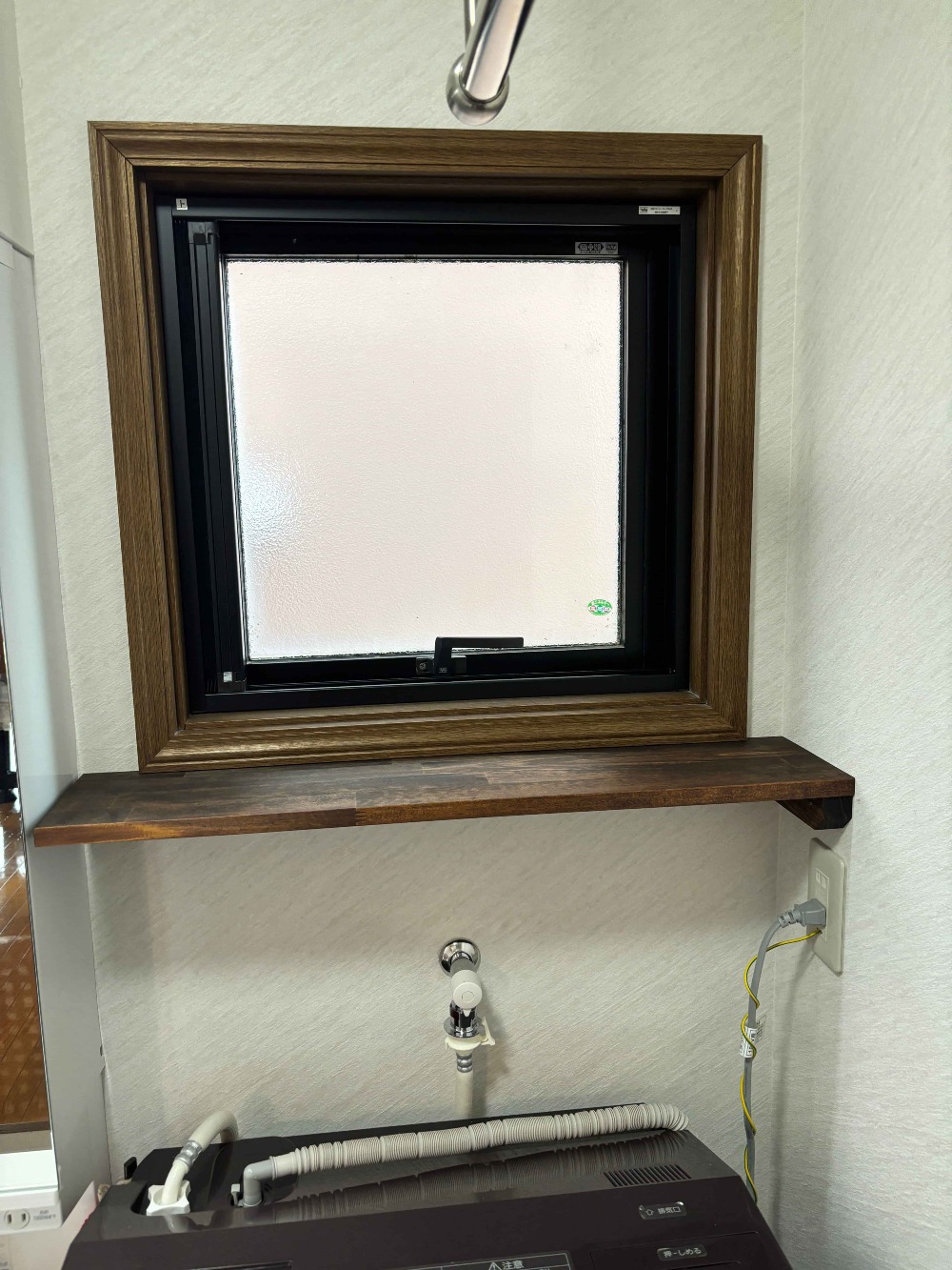 洗濯機の上に棚を新設しました