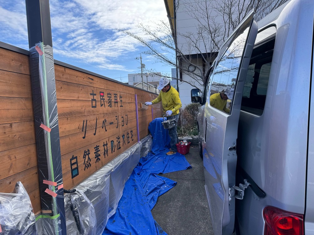 木製塀の塗り直しをしています。