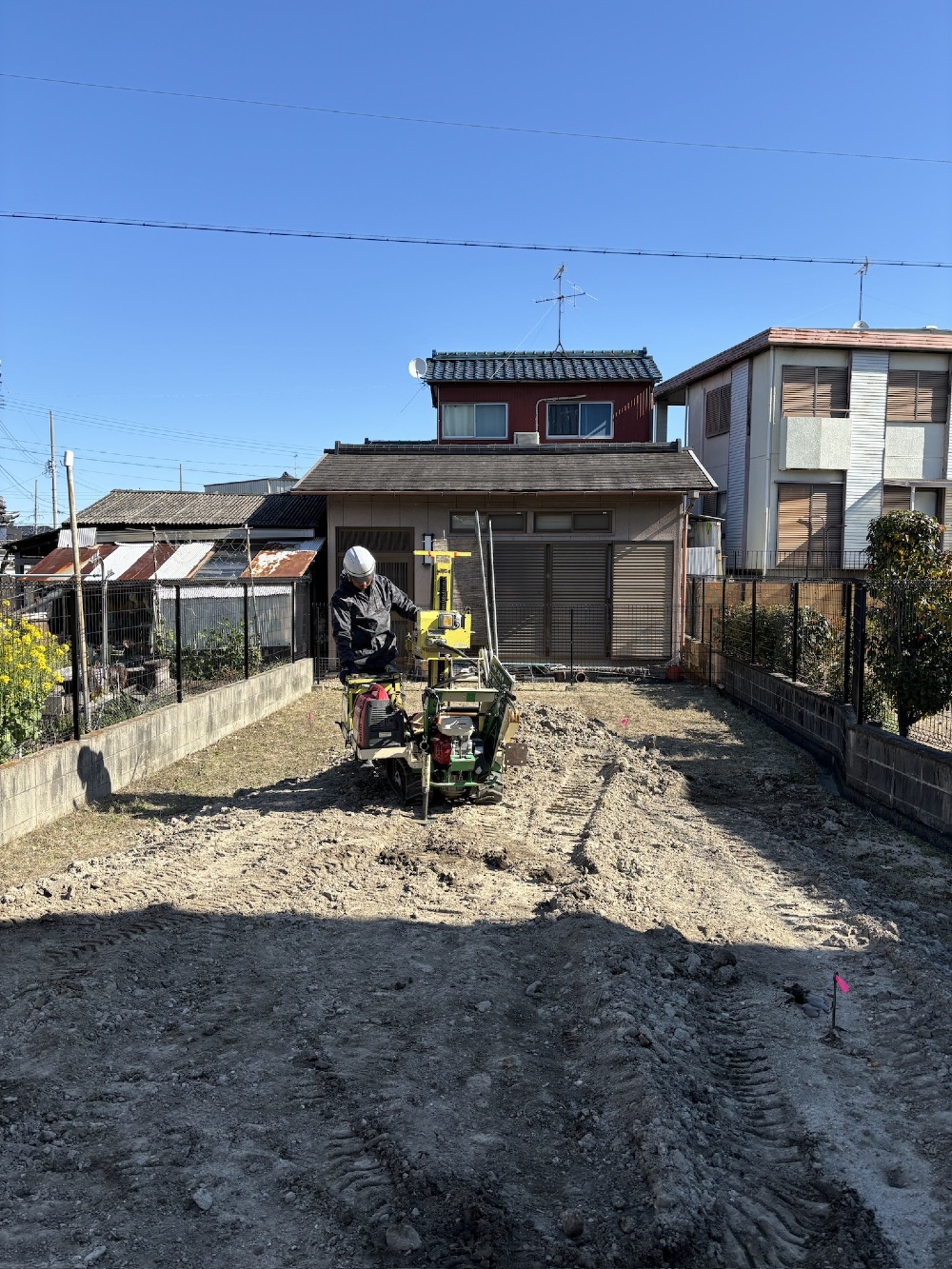 弥陀寺様の拝殿の新築工事が始まりました。よろしくお願い申し上げます。今日は地盤調査をしています