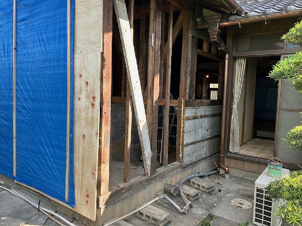 引き続き外部を解体しています（山本）
