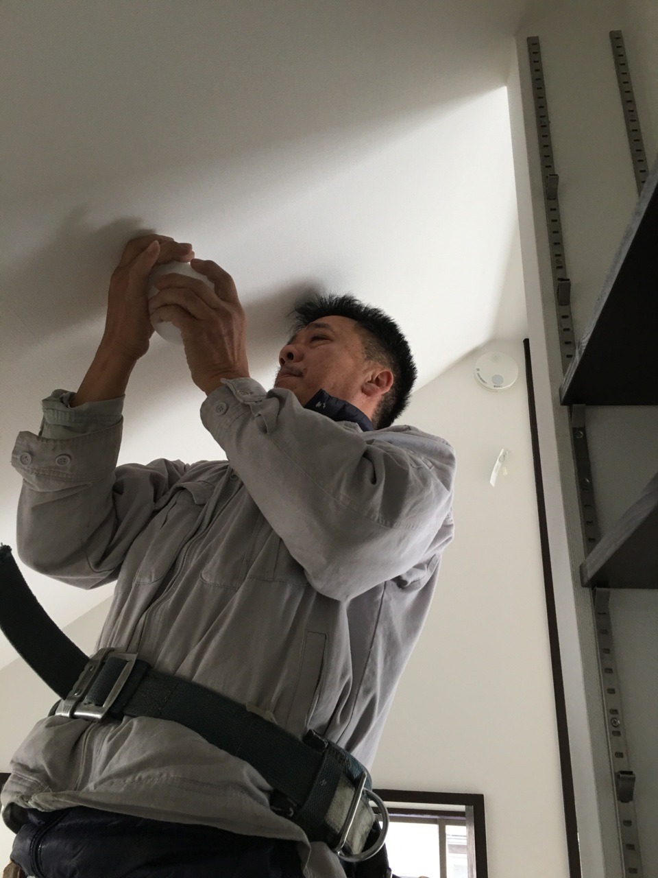 勾配天井の照明器具を付ける松川君！