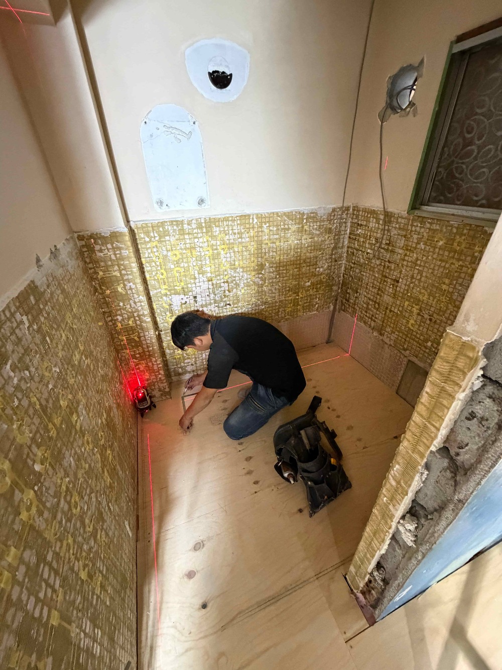 壁ラインの墨出し中